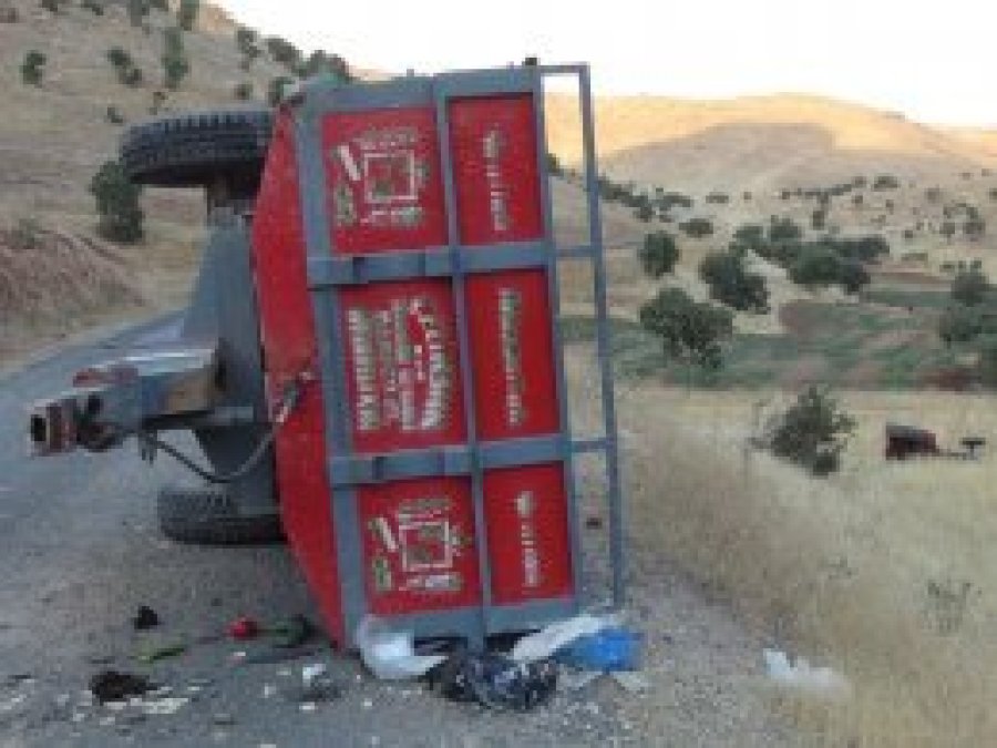 Kontrolden çıkan traktör takla attı: 4 yaralı