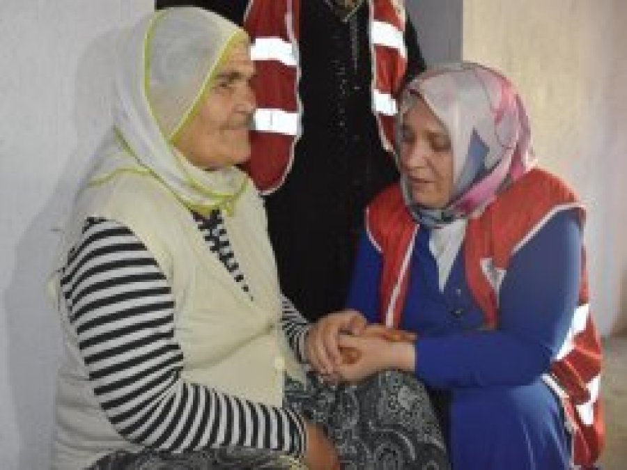 Engelli yaşlı kadına yardım edildi