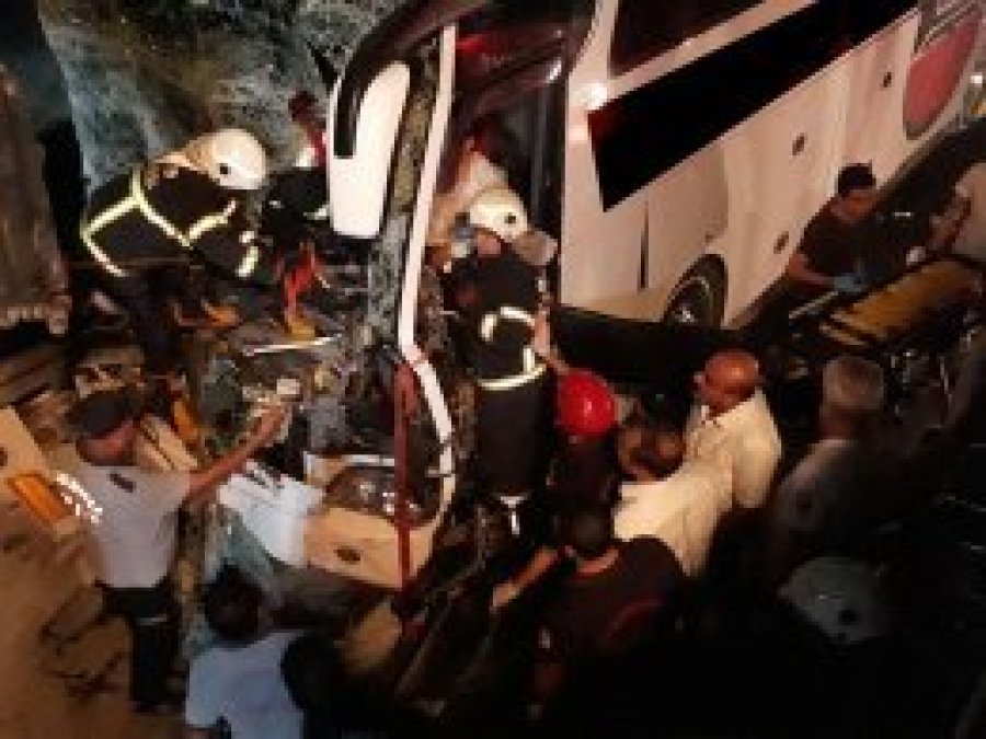 Yolcu otobüsü TIR’a çarptı: Bir ölü 26 yaralı