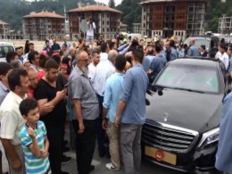 Rize'de Erdoğan'ın aracı önünde izdiham