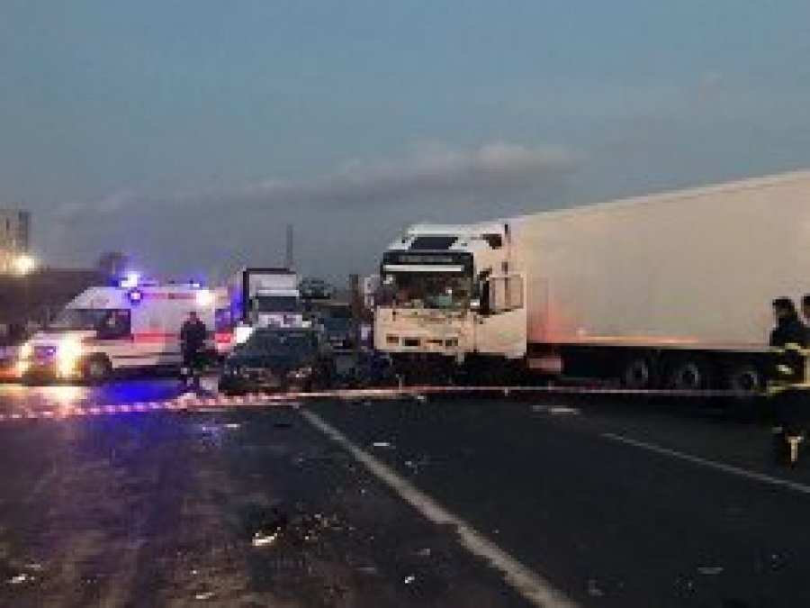 Tır karşı şeride geçti: 6 ölü, 3 yaralı