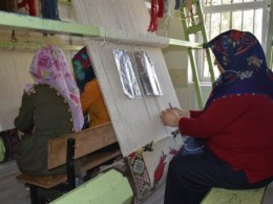 İplikler kadınların elinde halıya dönüşüyor