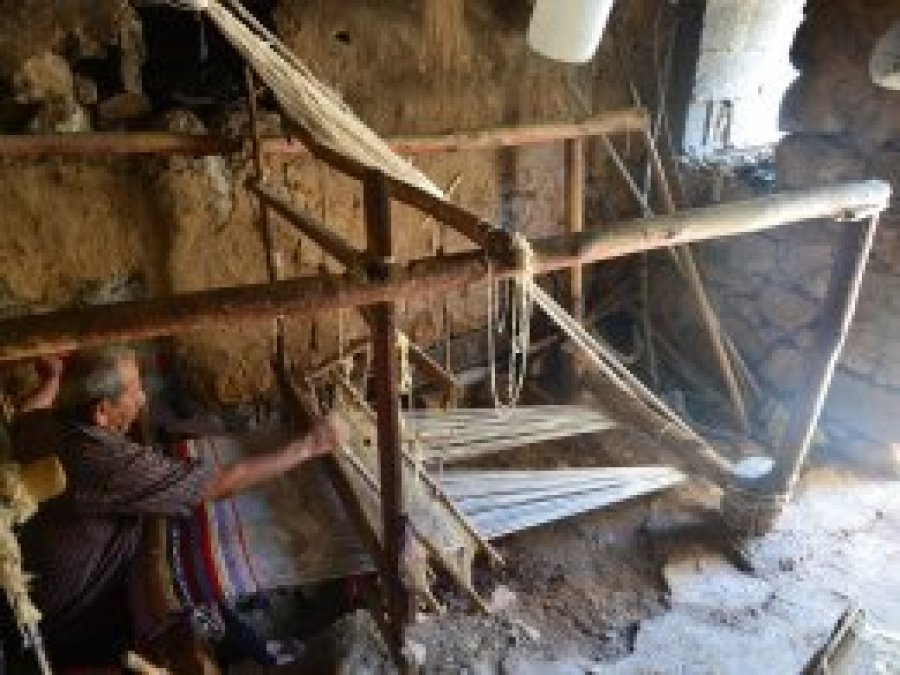 150 yıllık tezgahta kilim dokuyor