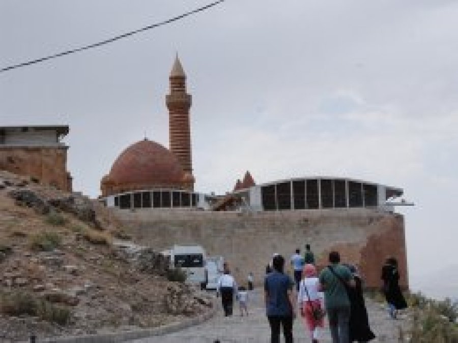 Doğubayazıt’ta tarihi mekânlar ilgi görüyor