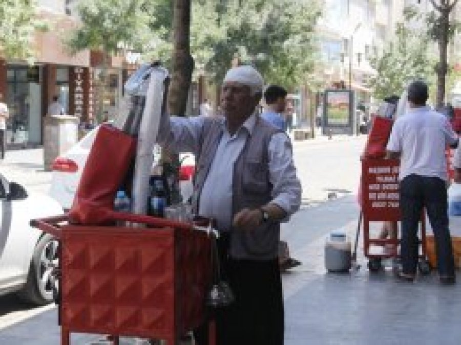 Ekmeğini şerbetten çıkarıyor