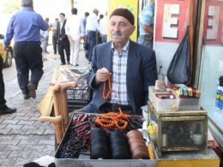 Yarım asırdır kaldırımda tespih satıyor