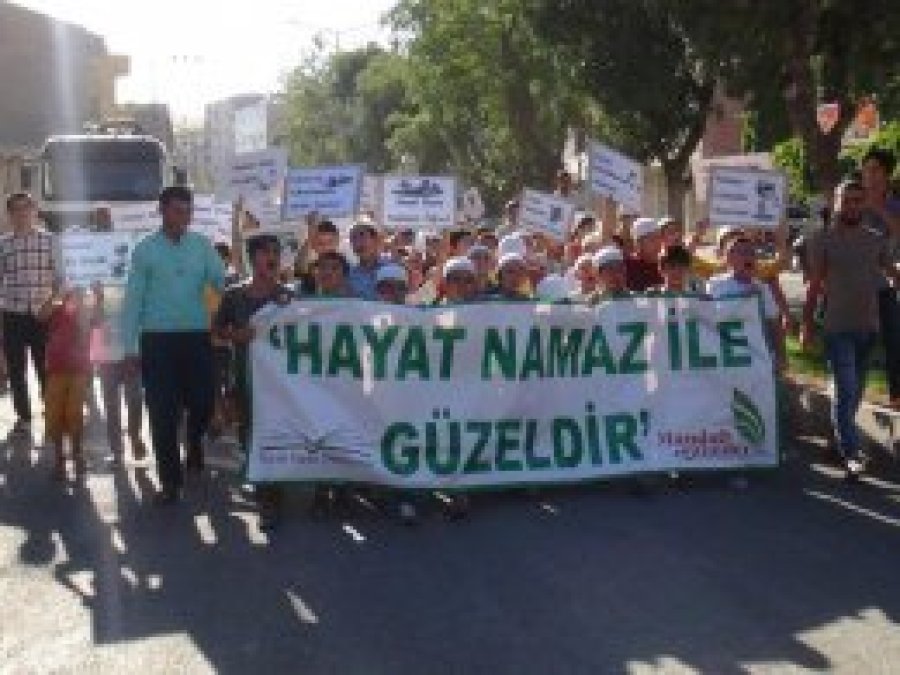 Mazıdağı’nda minikler namaz için yürüdü