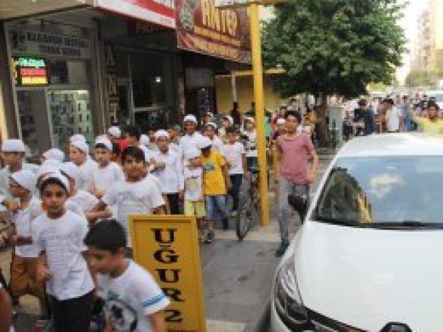 Minikler namaz için yürüdü