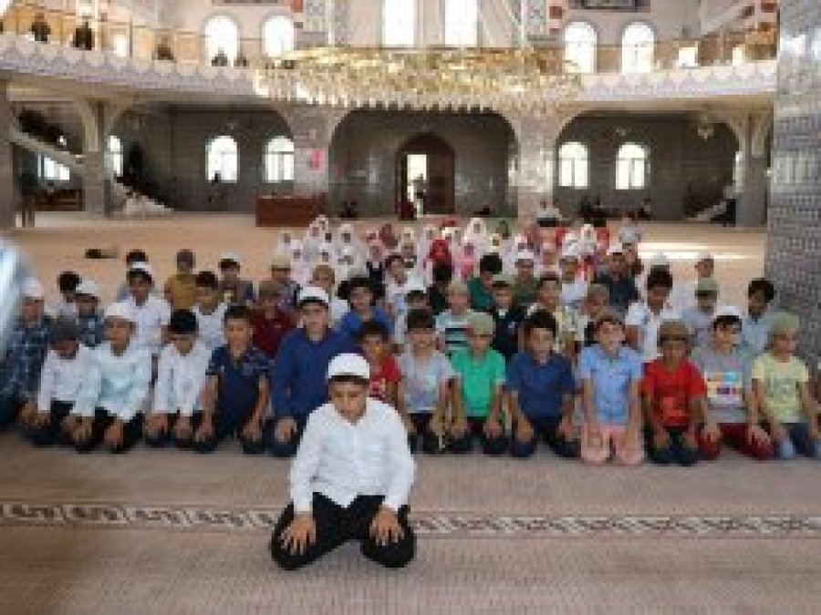 Namaz eğitimi alan çocuklar camide buluştu