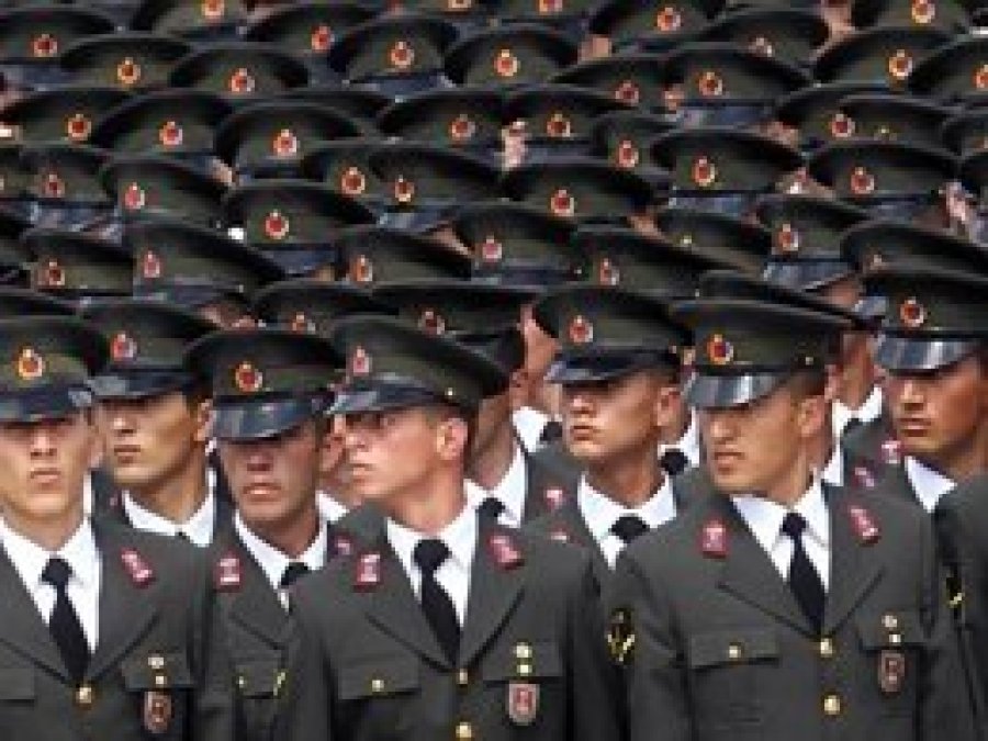 10 emekli tuğgeneralin rütbeleri alındı