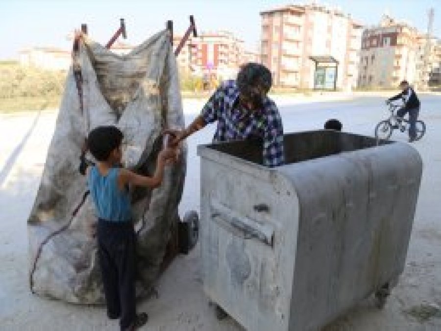 Baba-oğul 'protez göz' için çöp topluyor