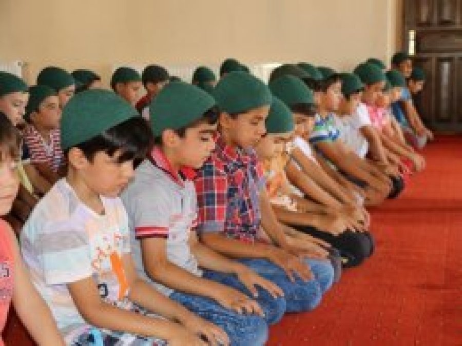 Ergani’de çocuklara namaz eğitimi verildi