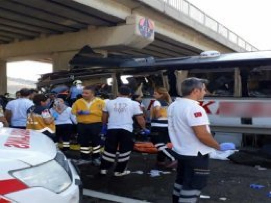 Yolcu otobüsü kaza yaptı: 5 ölü