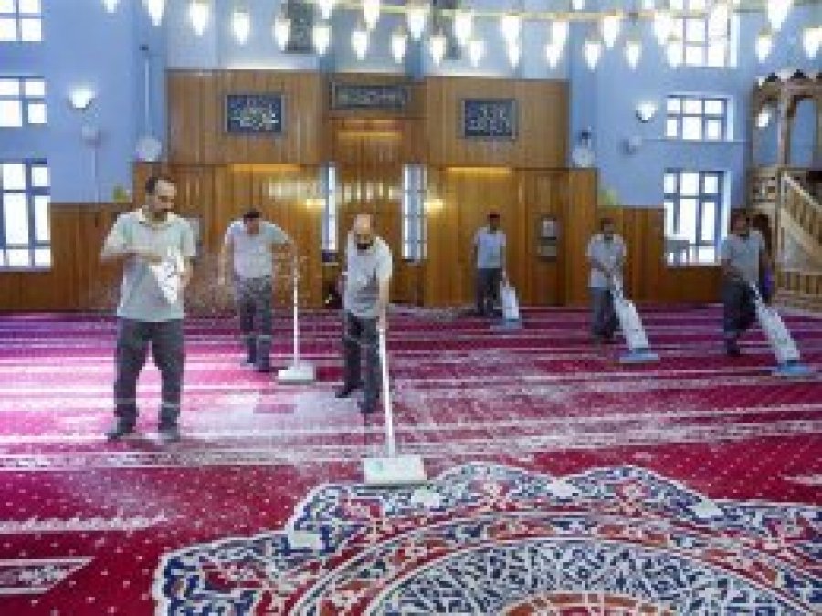 Antep'te camiler gül suyuyla temizlendi
