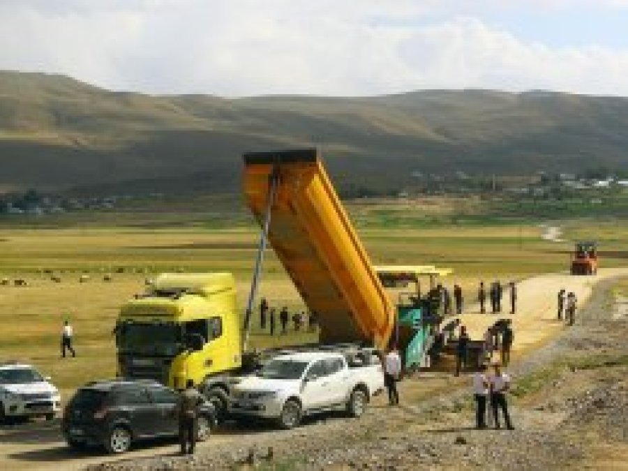 Çaldıran'ın mahalle yolları yenileniyor
