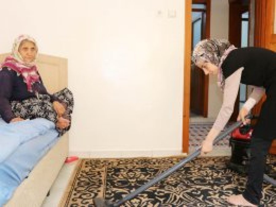 Suriyeli öğrencilerden yaşlılara hizmet