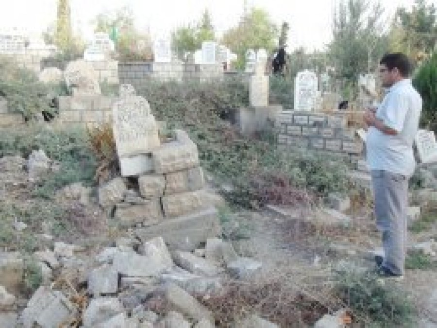 Bakımsız kalan mezarlık harabeye döndü