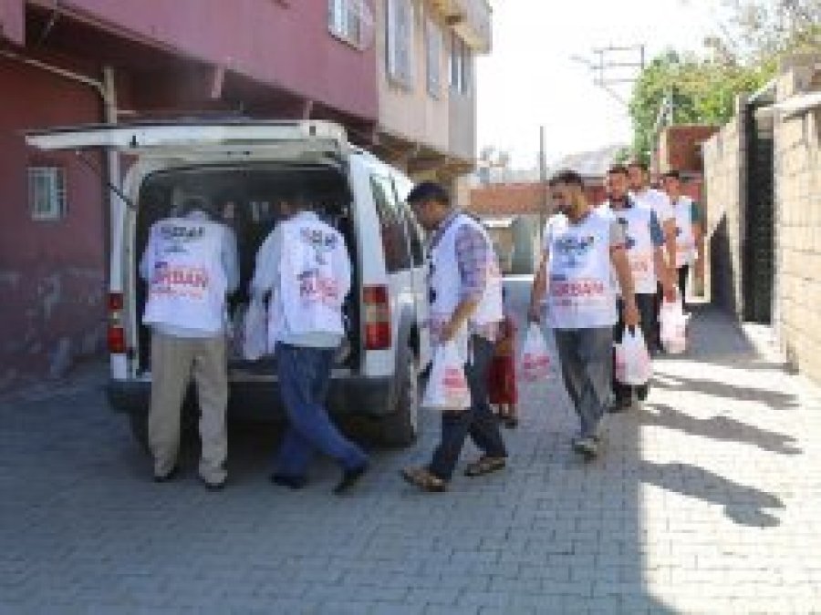 Ergani'de 150 aileye kurban eti ulaştırıldı