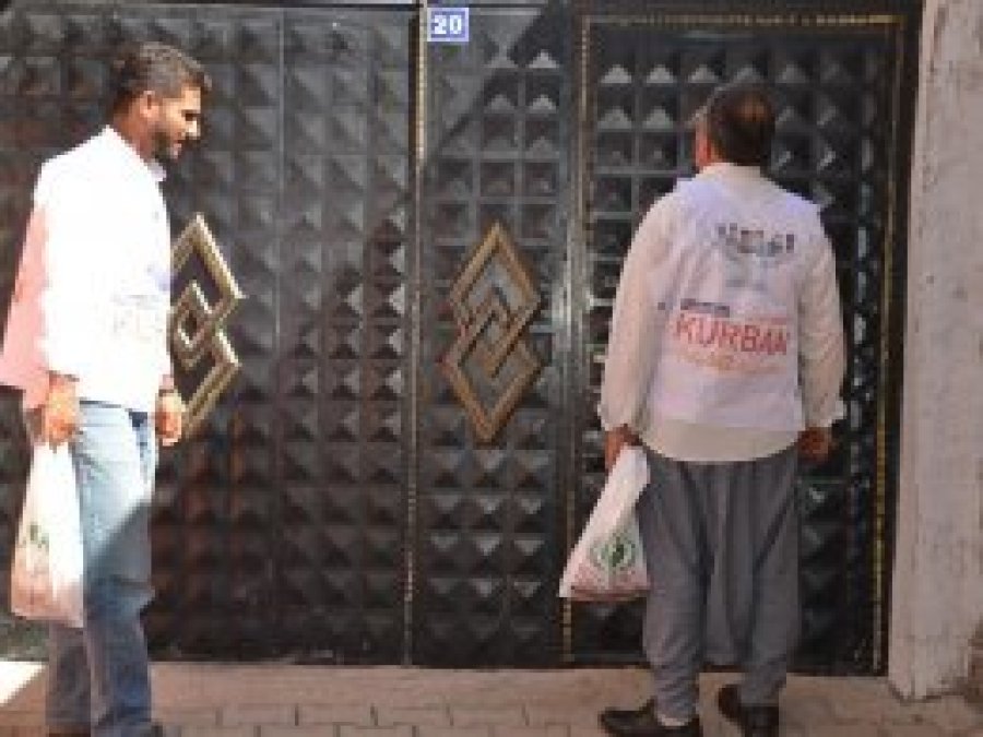 Umut Kervanı Viranşehir'de kurban eti dağıttı
