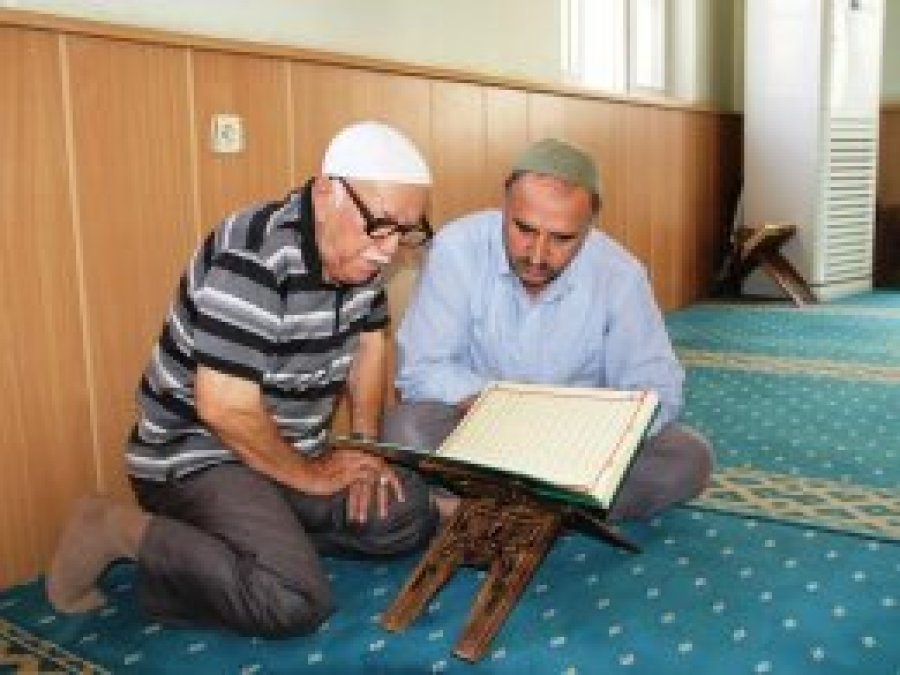 75 yaşındaki emekli öğretmenin Kur'an'ı öğrenme aşkı
