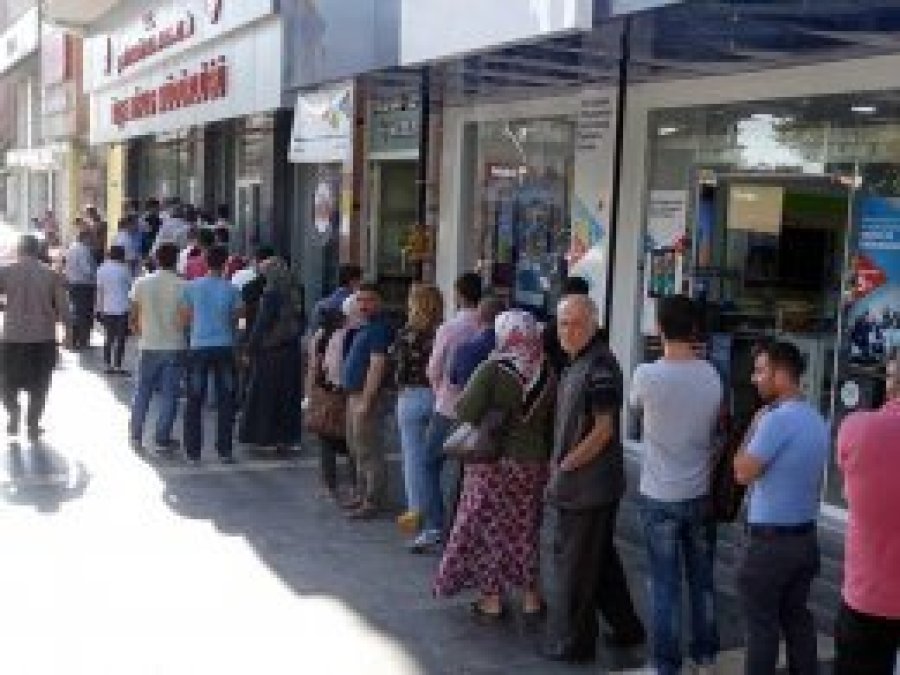 Gaziantepliler nüfus dairelerinde yaşanan yoğunluğa tepkili