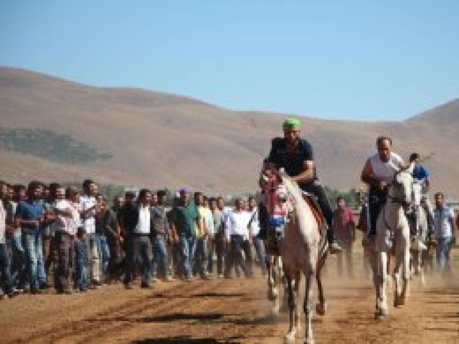 Karlıova’da at yarışları düzenlendi