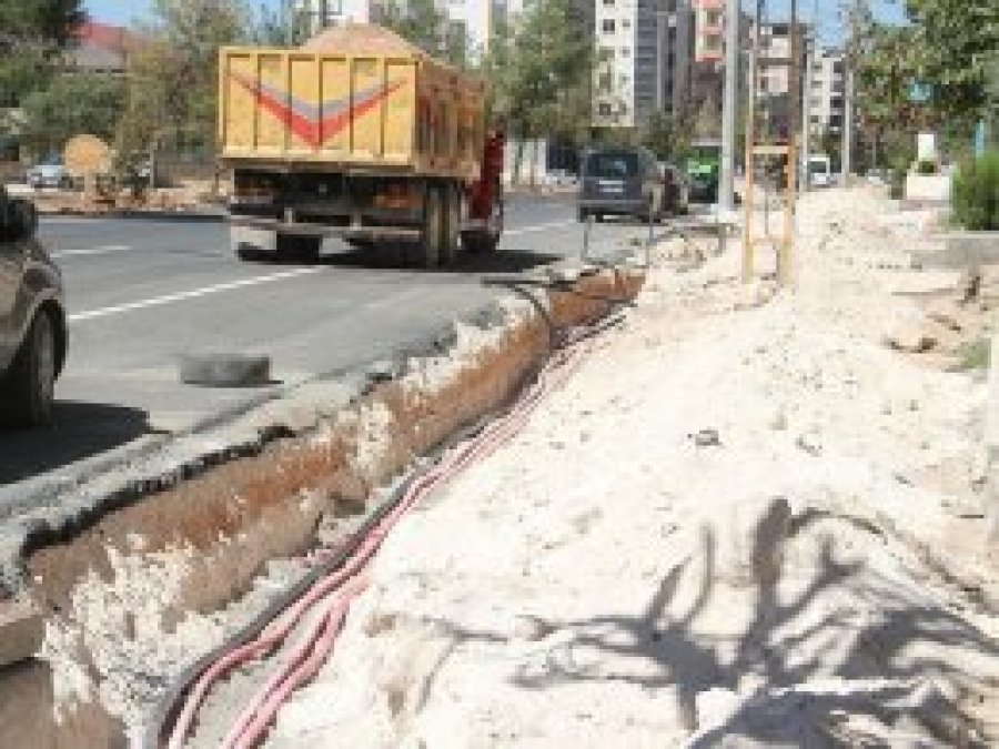 Midyat esnafından bitirilemeyen yola tepki