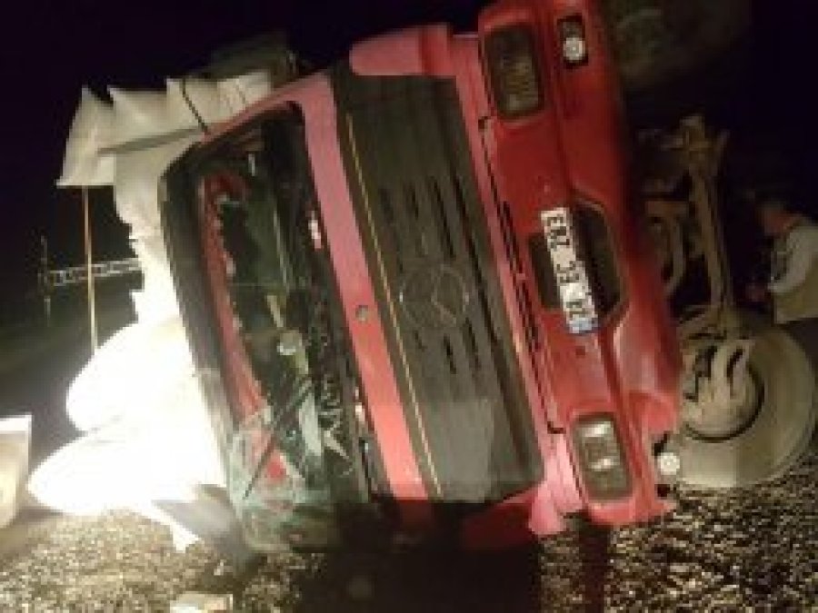 Saman yüklü kamyon devrildi: 2 yaralı