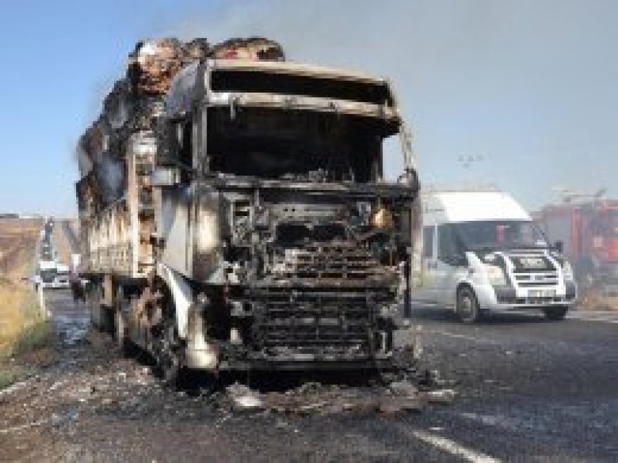 Seyir halindeki atık kağıt yüklü TIR yandı