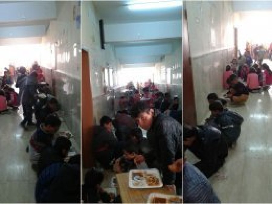 Okulda öğrenciler koridorda yemek yiyor
