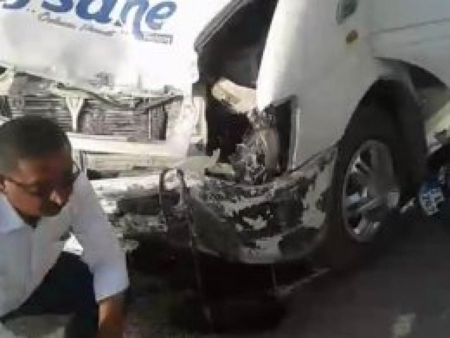 Okul servisi motosiklete çarptı: 2 yaralı