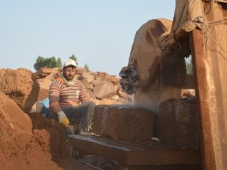 Ahlat taşı sahip çıkılmayı bekliyor