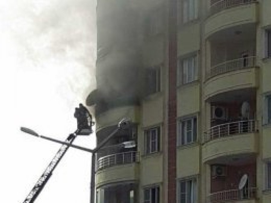 Çıkan yangında 3 kişi zehirlendi