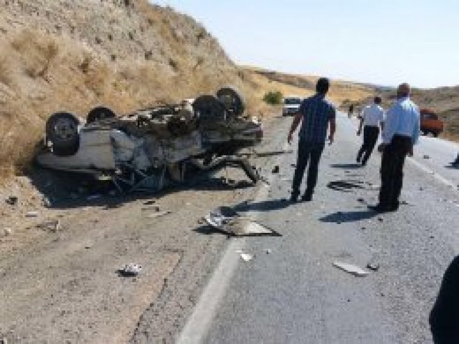 Otomobil ile minibüs çarpıştı: Bir ölü