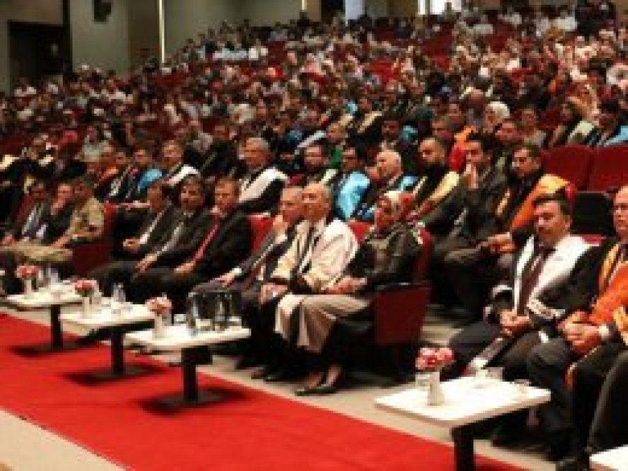 "Üniversitelerin siyasi görüşü olamaz"