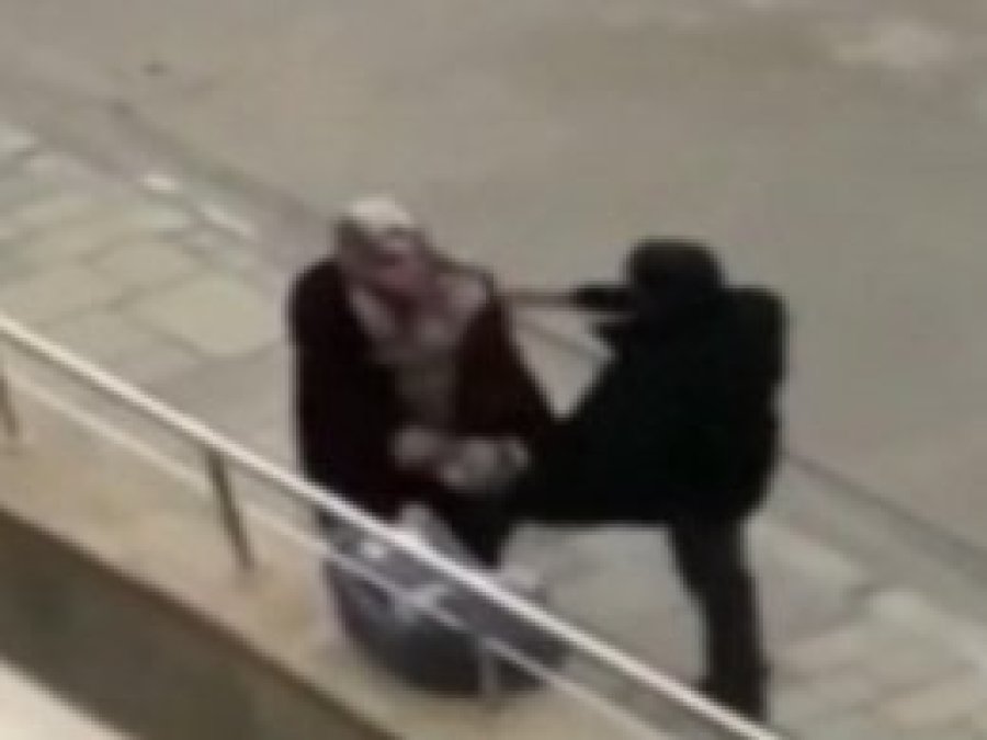 Hastane bahçesinde eşini darp eden kişi yakalandı