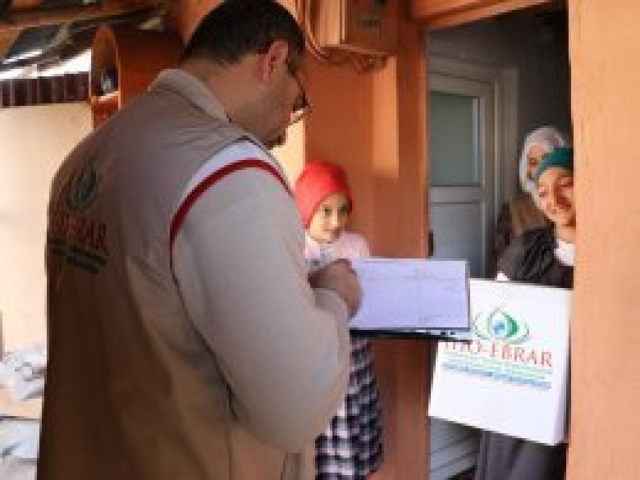 IHO-EBRAR, muhtaçlara yardıma devam ediyor