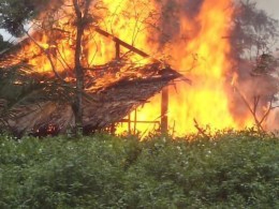 Arakan'da Müslüman evleri ateşe verildi