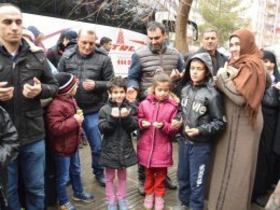 Hafızlığı başarıyla bitiren kız öğrencilere umre