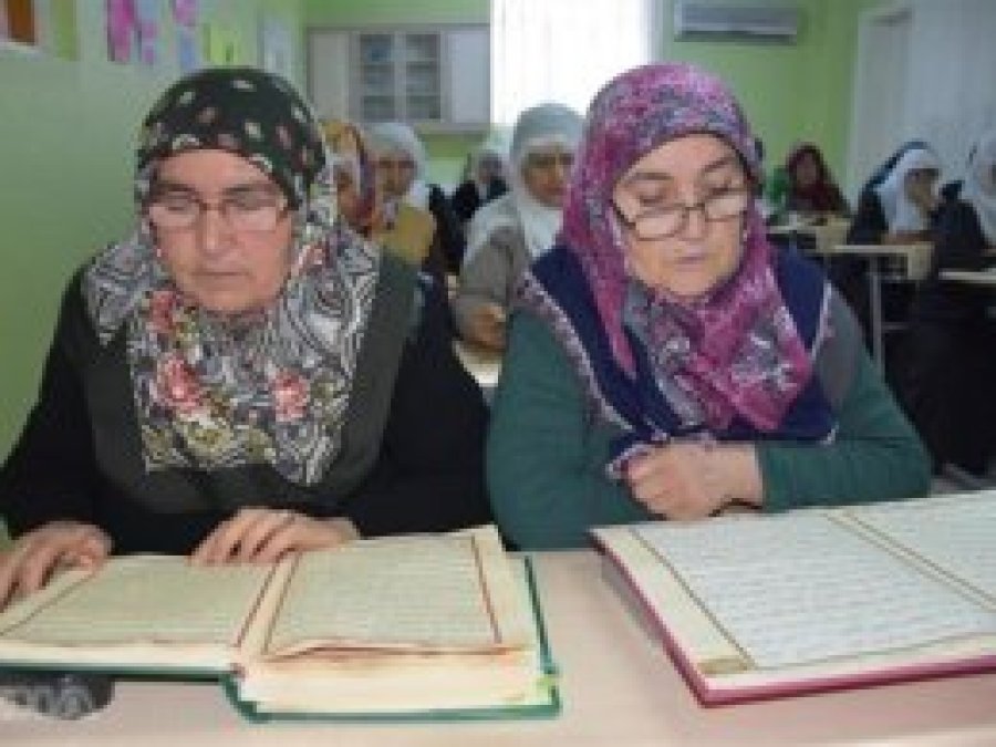 Yaşlı kadınların Kur'an'ı öğrenme azmi imrendiriyor