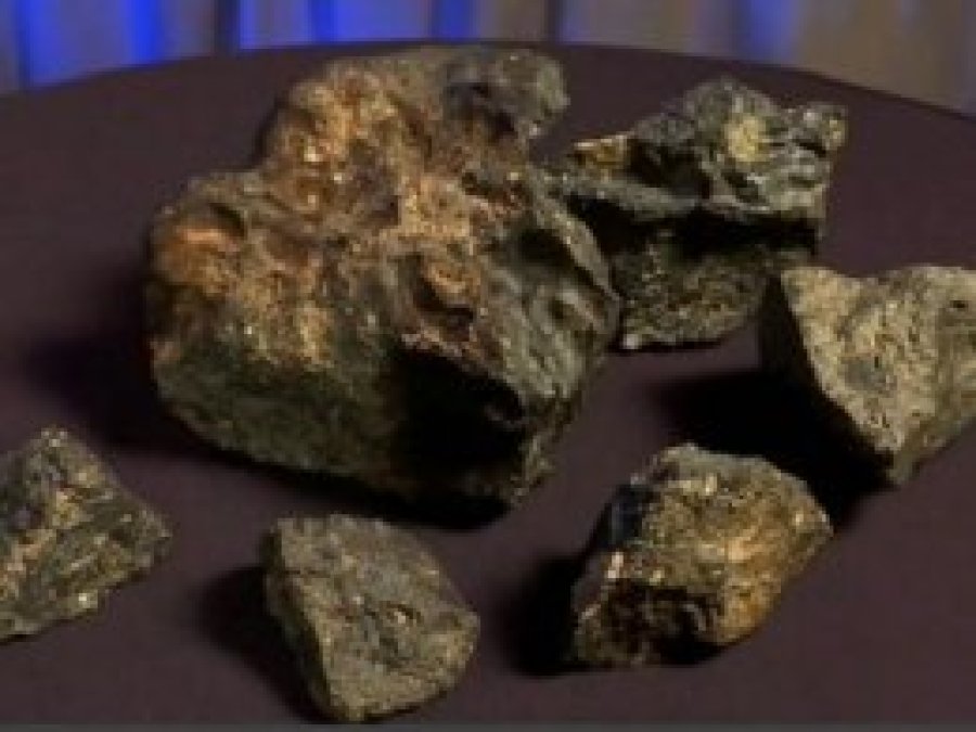 Ay'dan gelen göktaşı açık arttırmayla satıldı