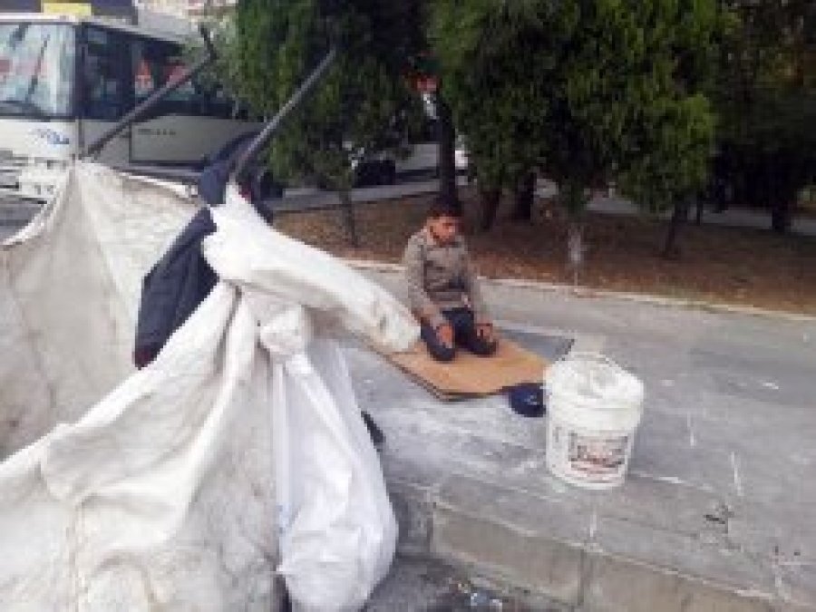 Kağıt Toplayan çocuğun namaz kıldığı görüntüler duygulandırdı