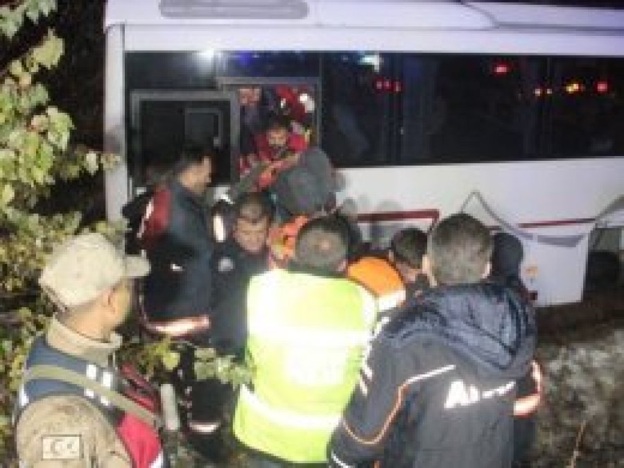 Elazığ'da midibüs şarampole yuvarlandı: 17 yaralı