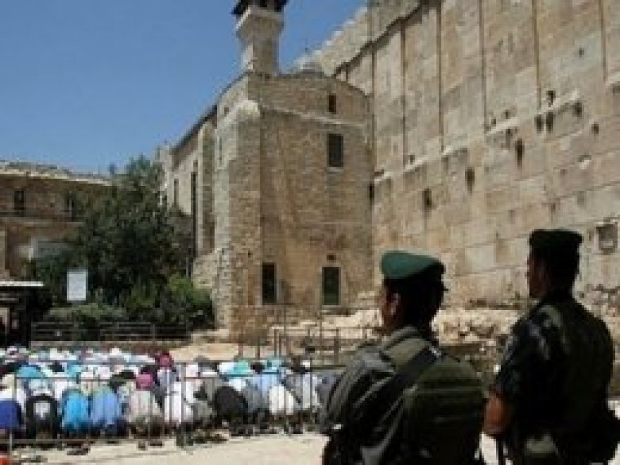 Filistinliler Mevlit Kandili'ni El Halil Camisi'nde kutladı