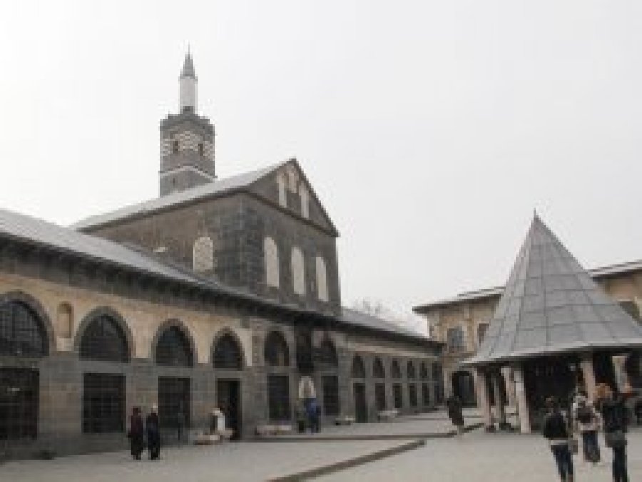 'Ziyaretçiler İslami hassasiyetlerimizi dikkate almalı'