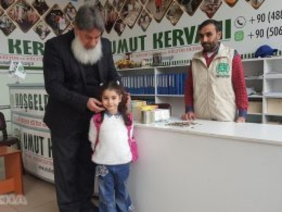 Kumbarasındaki parayı fakirlere bağışladı