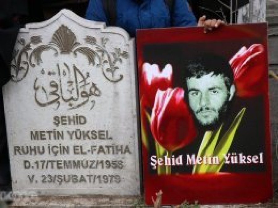 Metin Yüksel şehit olduğu cami avlusunda anıldı