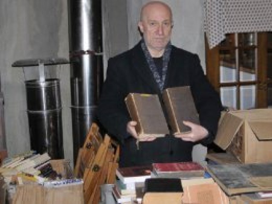 45 yılda 200 bin kitap biriktirdi, sığınağa koydu