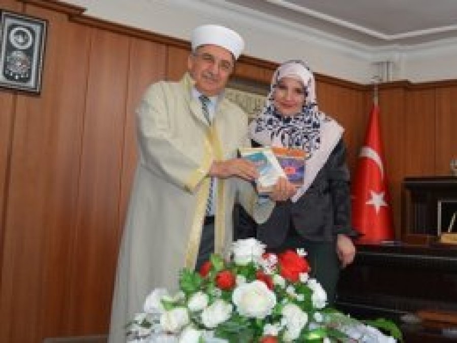 Makedon asıllı akademisyen Müslüman oldu