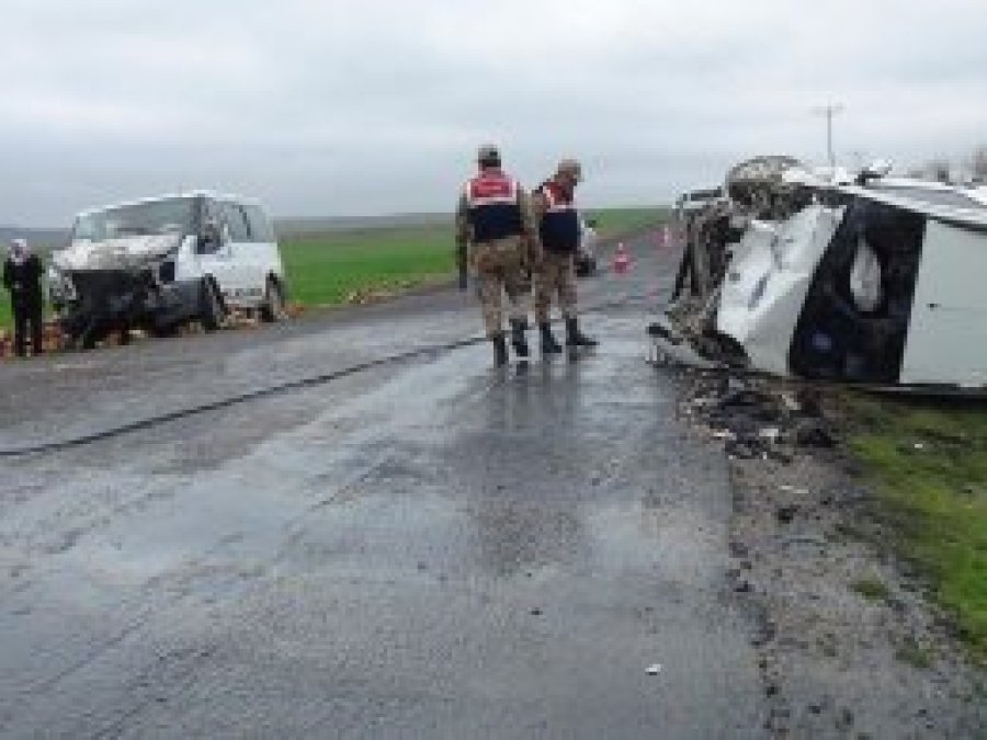 Öğrenci servisi ile ticari araç çarpıştı: 11 yaralı